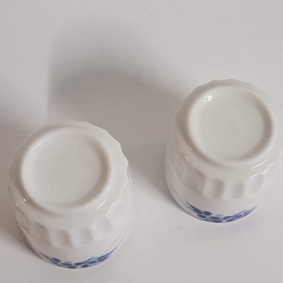 Vintage Asian Tea Cups Sake Cups White Porcelain Indigo Blue Set of 2 - Picture 7 of 9